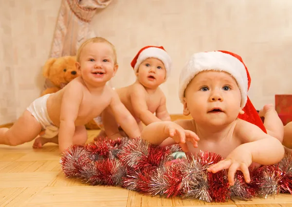 Schattige baby's in Kerstmis hoeden (ondiepe Dof selectieve aandacht p — Stockfoto