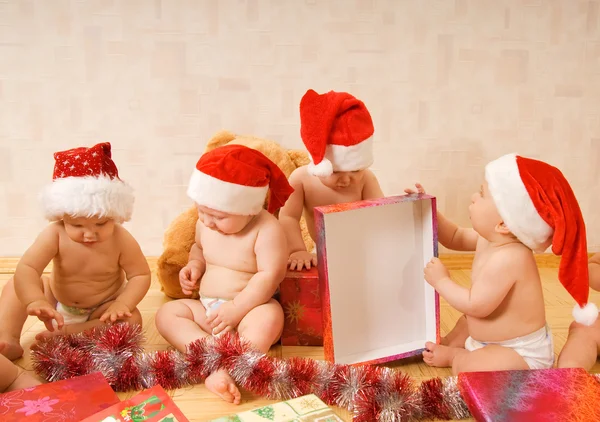 Группа Очаровательных Малышей Рождественских Шляпах Упаковывает Подарки — стоковое фото