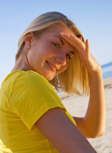 Kumsaldaki Güzel Sarışın Kız — Stok fotoğraf