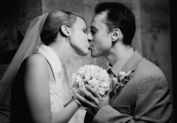 Černobílý obrázek mladý manželský pár — Stock fotografie