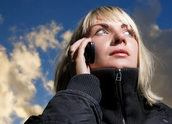 Menina Falando Telefone Sobre Céu Nublado Azul — Fotografia de Stock
