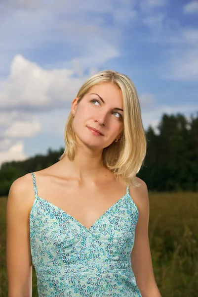 Prachtige Blond Meisje Het Veld Blauw Bewolkte Hemel Achter Haar — Stockfoto