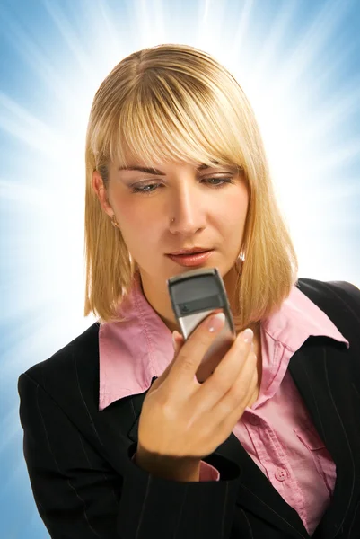 美しいビジネスの女性が彼女の携帯電話に sms を入力します。 — ストック写真