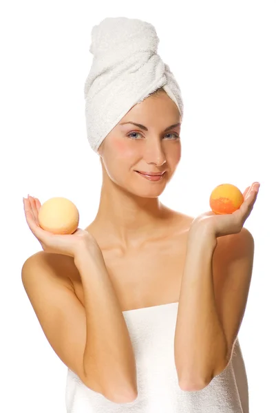 Красива молода жінка з м'ячем для ванни аромату ізольована на білому фоні — стокове фото