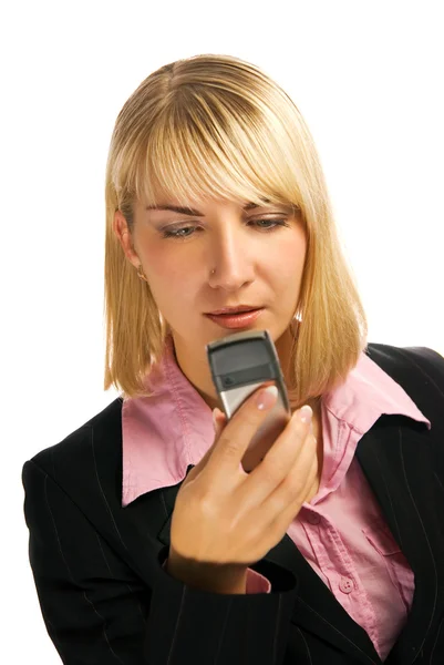 美しいビジネスの女性が彼女の携帯電話に sms を入力します。 — ストック写真