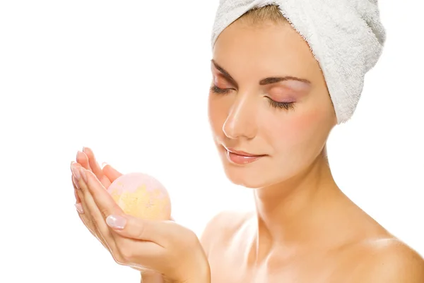 아름 다운 젊은 여 자가 그녀의 손에 있는 아로마 목욕 공. 고립 된 o — 스톡 사진