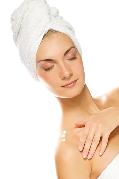Junge schöne Dame Anwendung Feuchtigkeitscreme auf ihre Haut nach der Dusche — Stockfoto