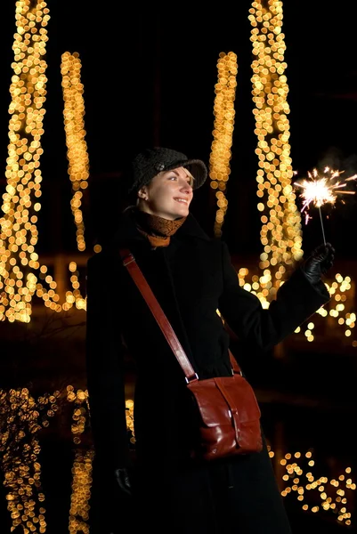 Красивая Счастливая Девушка Рождественским Фейерверком Абстрактном Размытом Фоне — стоковое фото