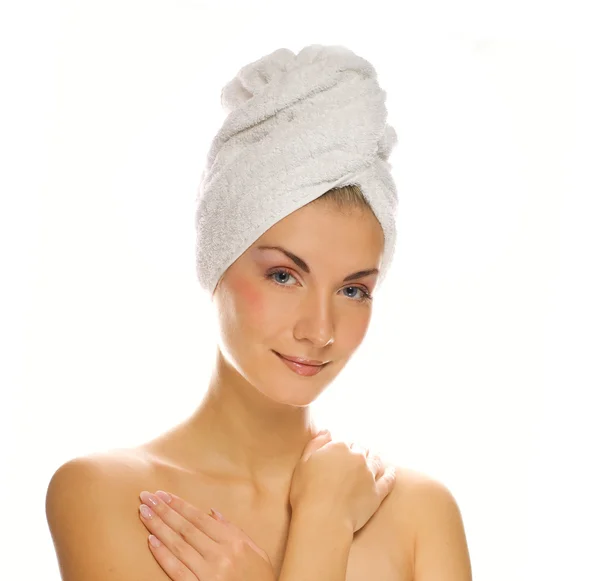 Mulher bonita com uma toalha branca na cabeça isolada no branco — Fotografia de Stock