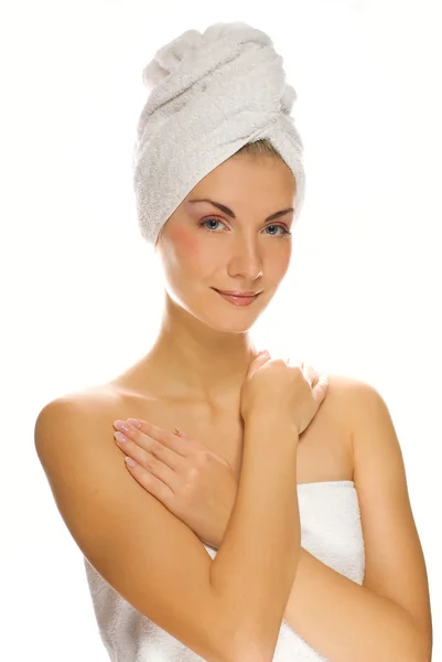 Όμορφη γυναίκα με μια άσπρη πετσέτα στο κεφάλι της να απομονωθεί σε λευκό — Φωτογραφία Αρχείου