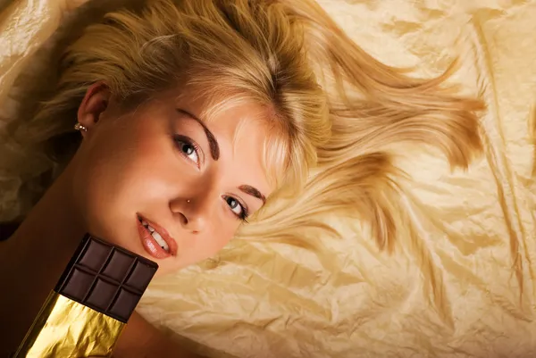 Красивая девушка с шоколадной тягой к портрету крупным планом — стоковое фото