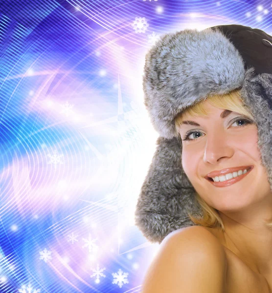 Krásná mladá dívka v zimní srsti čepice — Stock fotografie