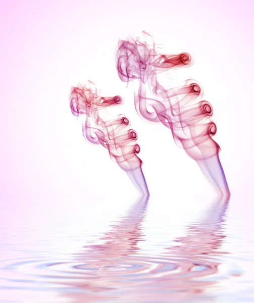 Fumée colorée réfléchie dans l'eau — Photo