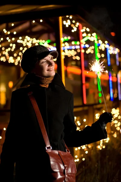Mooi blij meisje met Kerstmis vuurwerk op abstracte blurre — Stockfoto