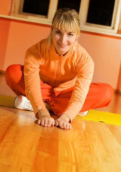 床の上に座って美しいフィットネス トレーナー — ストック写真