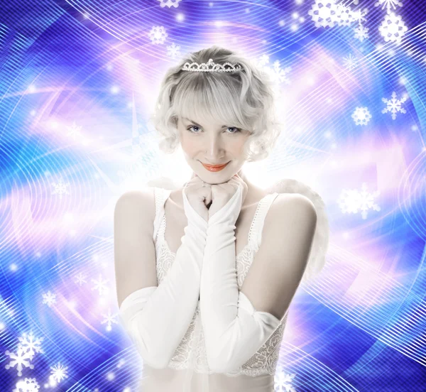 Schönes Engelmädchen auf abstraktem Winterhintergrund — Stockfoto