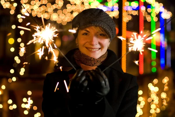 Красивая Счастливая Девушка Рождественским Фейерверком Абстрактном Размытом Фоне — стоковое фото