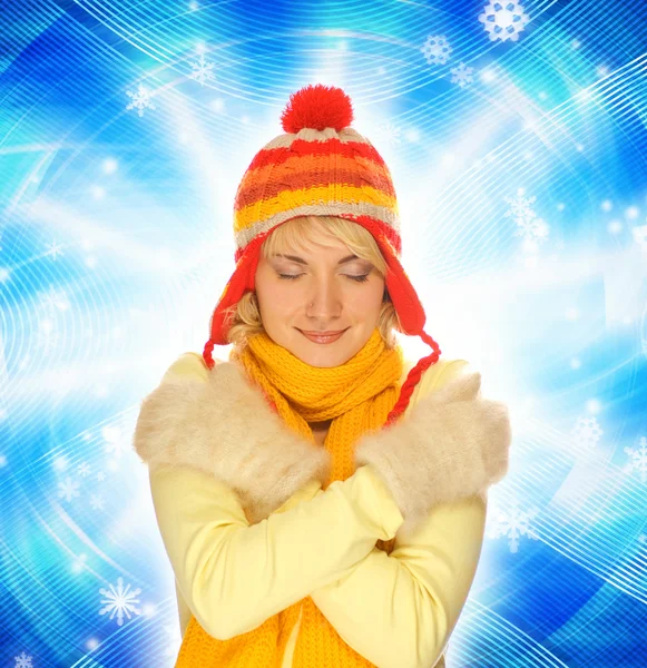 Красивая девушка в зимней одежде на абстрактном фоне — стоковое фото