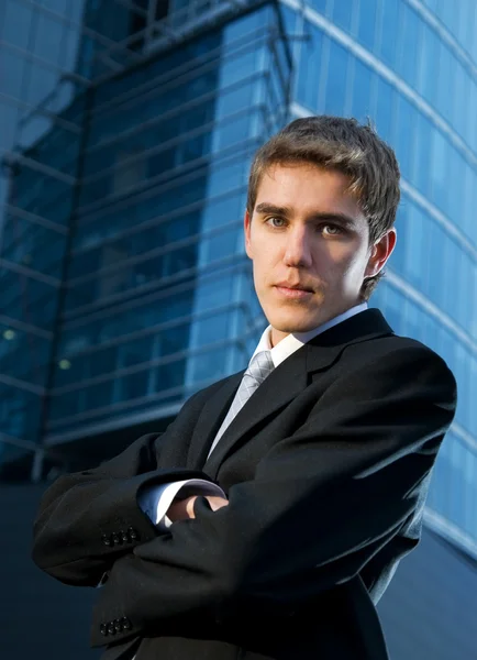 Junger Selbstbewusster Geschäftsmann Posiert Vor Bürogebäude — Stockfoto