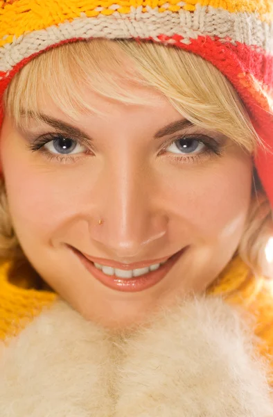 冬の衣類のクローズ アップの肖像画で甘い女の子 — ストック写真