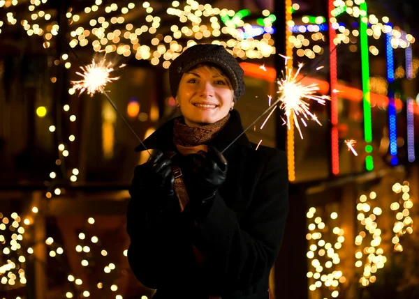 Schöne Glückliche Mädchen Mit Weihnachtsfeuerwerk Auf Abstrakten Verschwommenen Hintergrund — Stockfoto