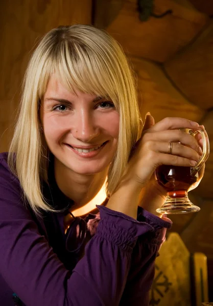 Detailní portrét funny Girl s šálkem čaje — Stock fotografie
