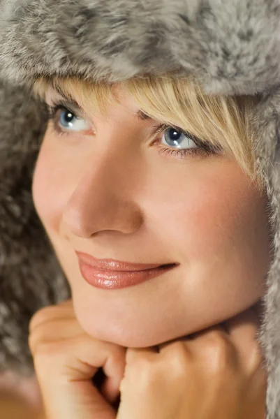 Красивая девушка в зимнем меховом колпаке — стоковое фото