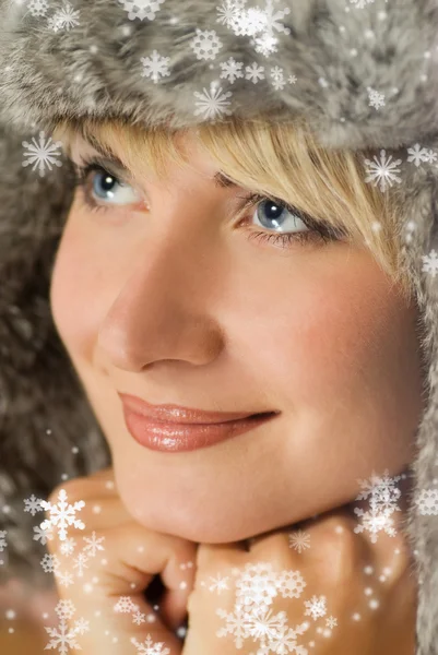 Mooi meisje in winter bont-cap — Stockfoto