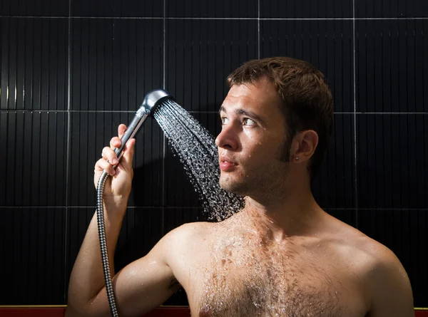 英俊的男人在洗个澡 — 图库照片