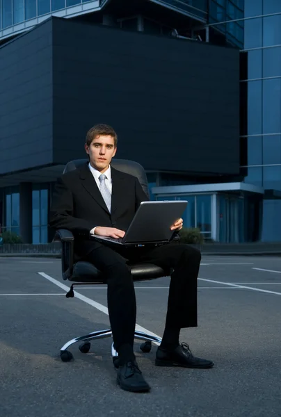 Bonito Empresário Confiante Trabalhando Seu Laptop Frente Prédio Escritórios — Fotografia de Stock