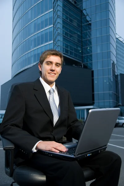 Affärsman Som Sitter Framför Kontoret Byggnad Och Arbetar Sin Laptop — Stockfoto