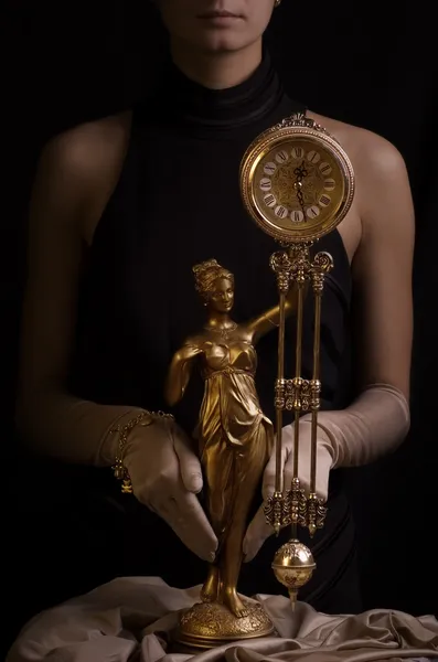 アンティークの時計を持つ美しい女の子のセピア色の画像 — ストック写真