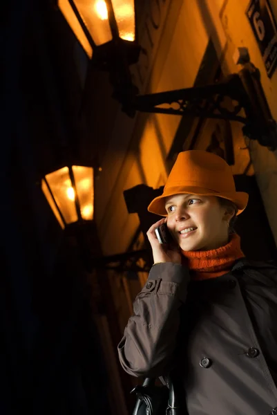 Красивая Девушка Разговаривает Телефону Европейском Городе — стоковое фото