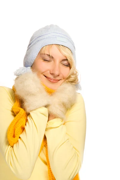 Piękna blond dziewczyna w odzieży zimowej dorywczo na białym tle — Zdjęcie stockowe