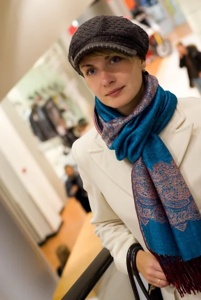 Mooie dame op roltrap in shopping mall — Stockfoto