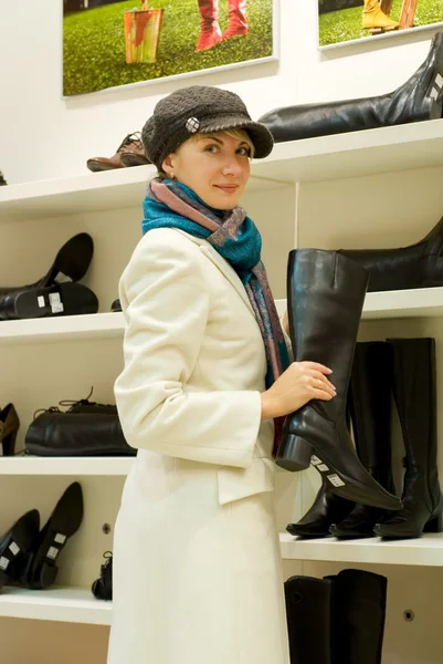 Piękna Dziewczyna Sklepie Kupując Buty Zimowe — Zdjęcie stockowe