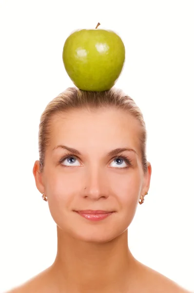 Schöne Frau Mit Grünem Saftigen Apfel Auf Dem Kopf — Stockfoto