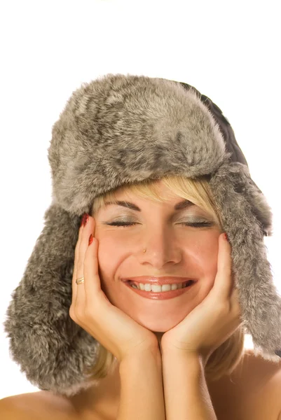 Красивая девушка в зимнем меховом колпаке — стоковое фото