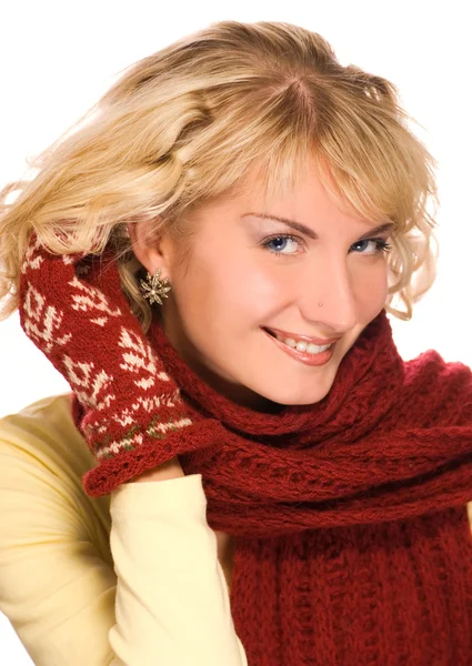 Vacker blond flicka med blå ögon i vinter kläder röra h — Stockfoto
