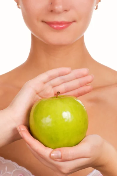Красивая девушка с зеленым сочным яблоком — стоковое фото