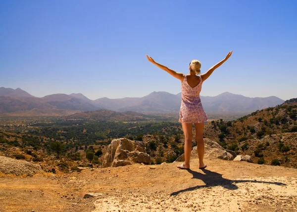 Όμορφο κορίτσι στέκεται πάνω σε ένα βουνό με τα χέρια ανοιχτά — Φωτογραφία Αρχείου