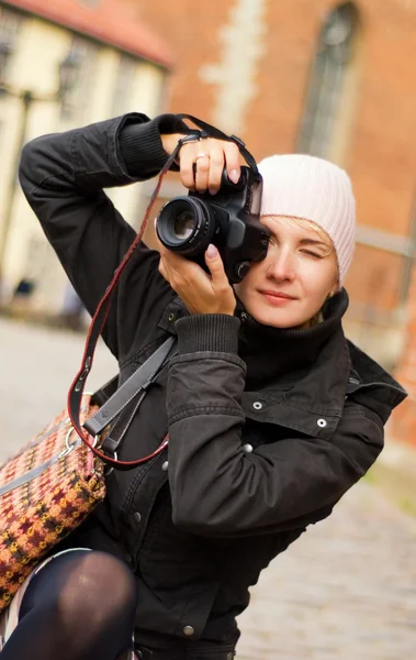 Красивая Девушка Цифровой Камерой — стоковое фото