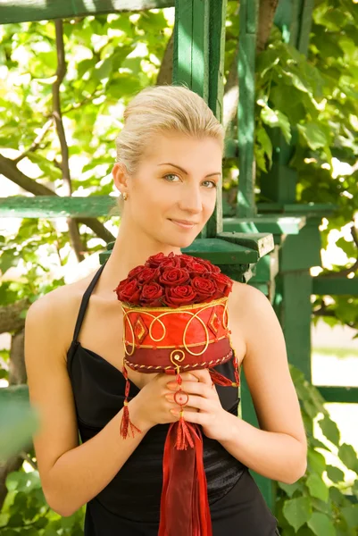 Belle Fille Blonde Avec Bouquet Roses Rouges — Photo