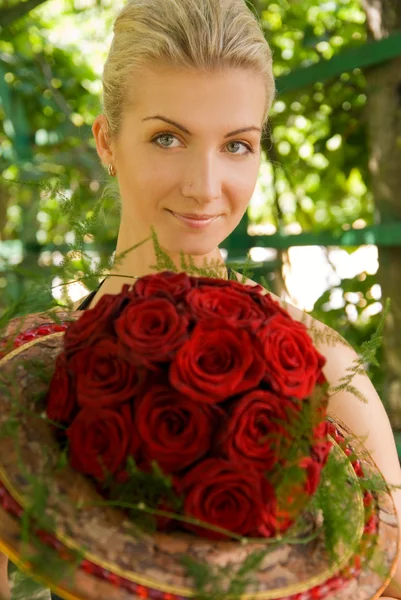 美しいです女の子とともに赤いバラの花束 — ストック写真
