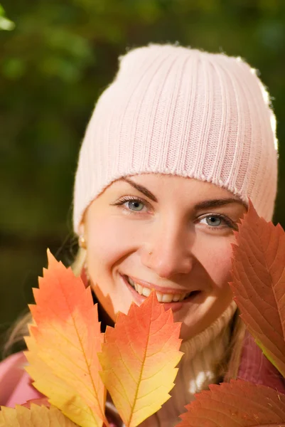 Крупный план портрета девушки с осенними листьями — стоковое фото