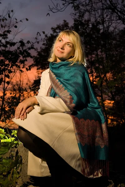 Blond meisje in het bos op zonsondergang tijd — Stockfoto