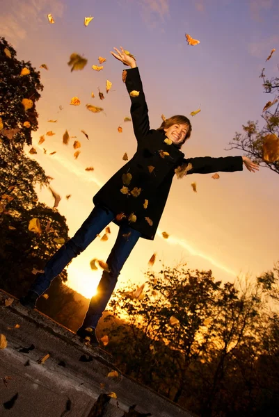Jovem Menina Jogando Folhas Outono Pôr Sol Tempo — Fotografia de Stock