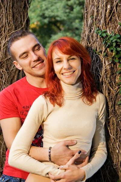 有吸引力对年轻夫妇在一片森林 — 图库照片