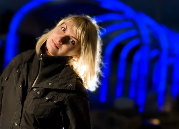 Blondes Mädchen Auf Abstraktem Blauem Hintergrund — Stockfoto