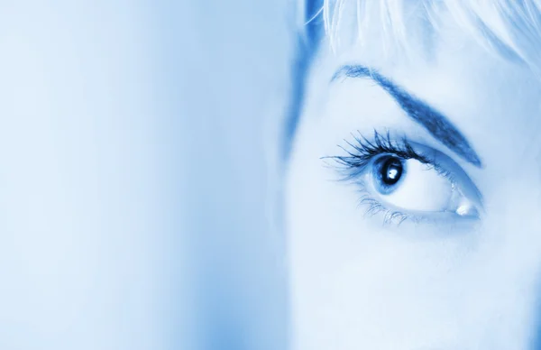 Человеческий глаз тонизирован в синий — стоковое фото